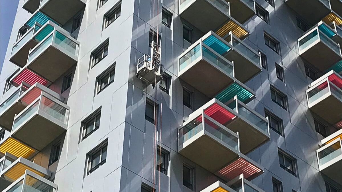 Kleiner Korb an einer Fassade 