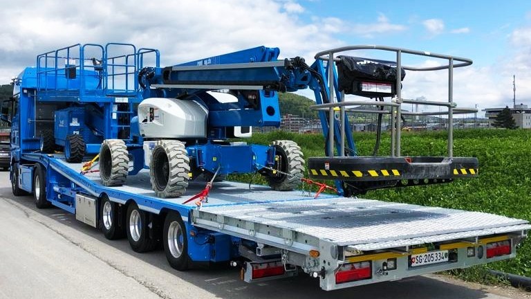 Grosser Sattelschlepper von Meusburger Transportiert zwei Hebebühnen