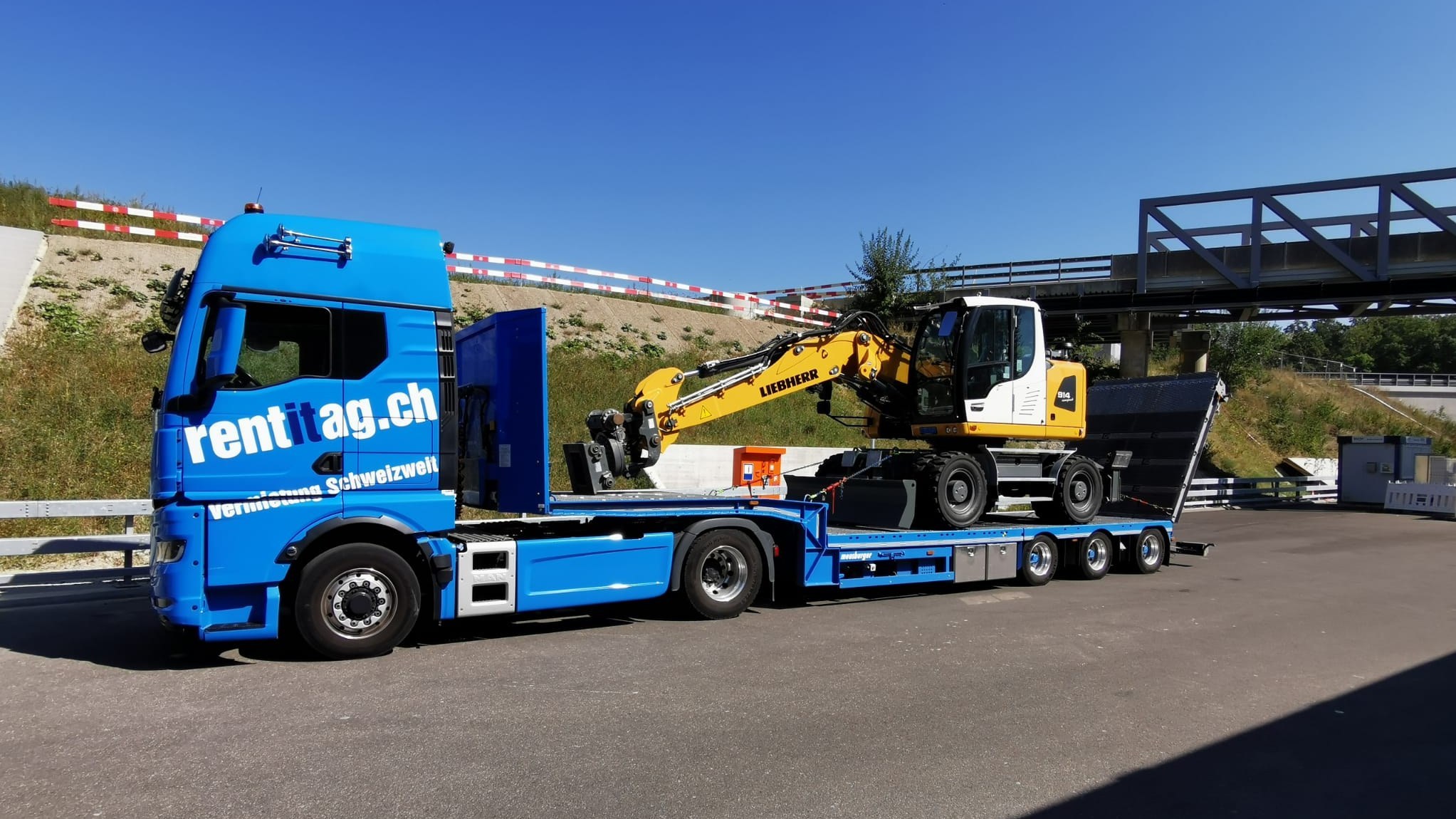Sattelschleppertransport von einem Bagger
