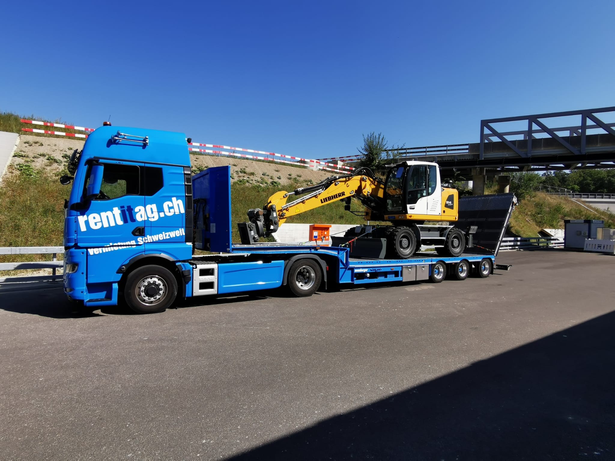 Sattelschleppertransport von einem Bagger