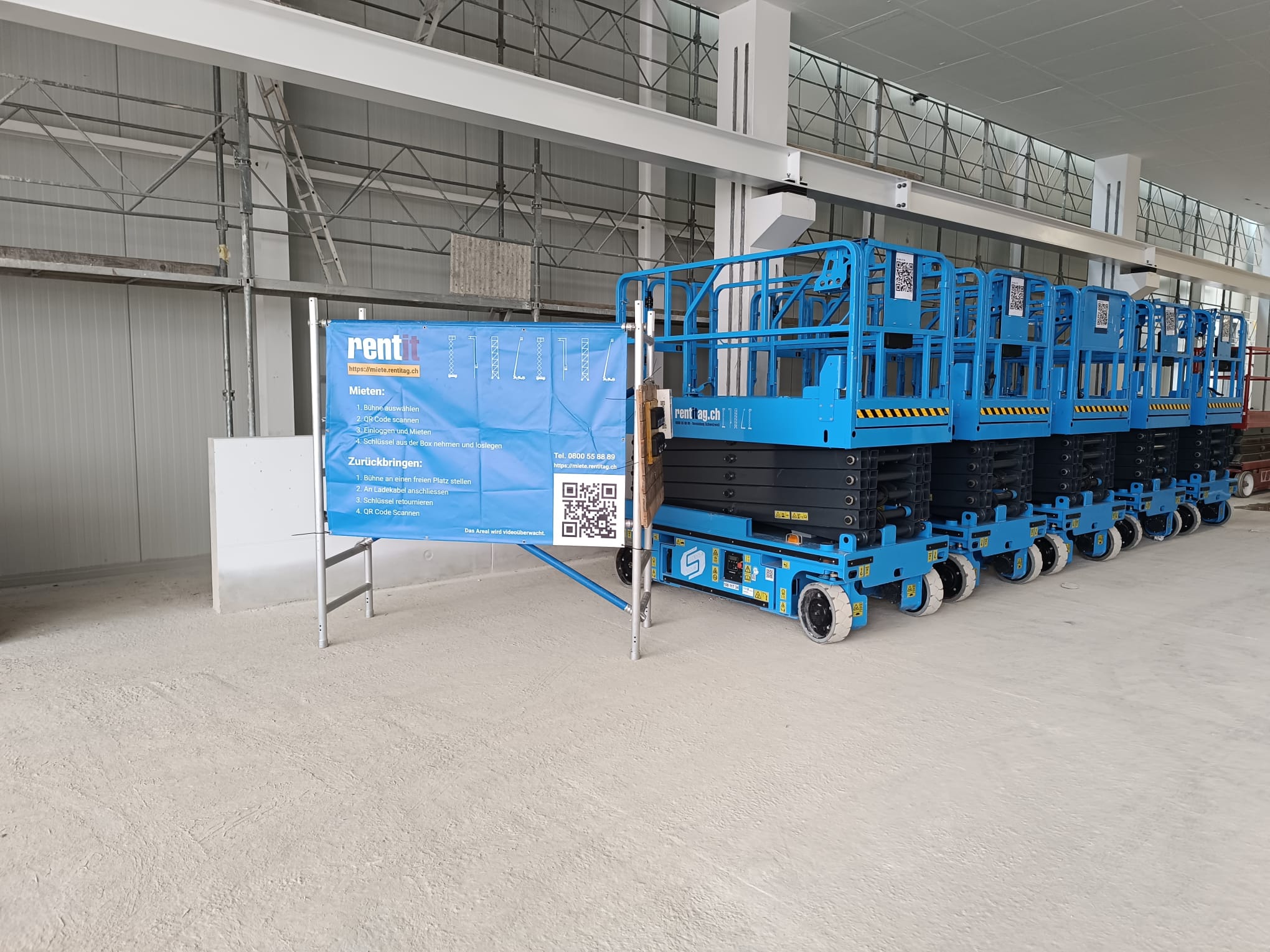 Mehrere Hebebühne vor einem Plakat mit Instruktionen zur Verwendung des Mietparks