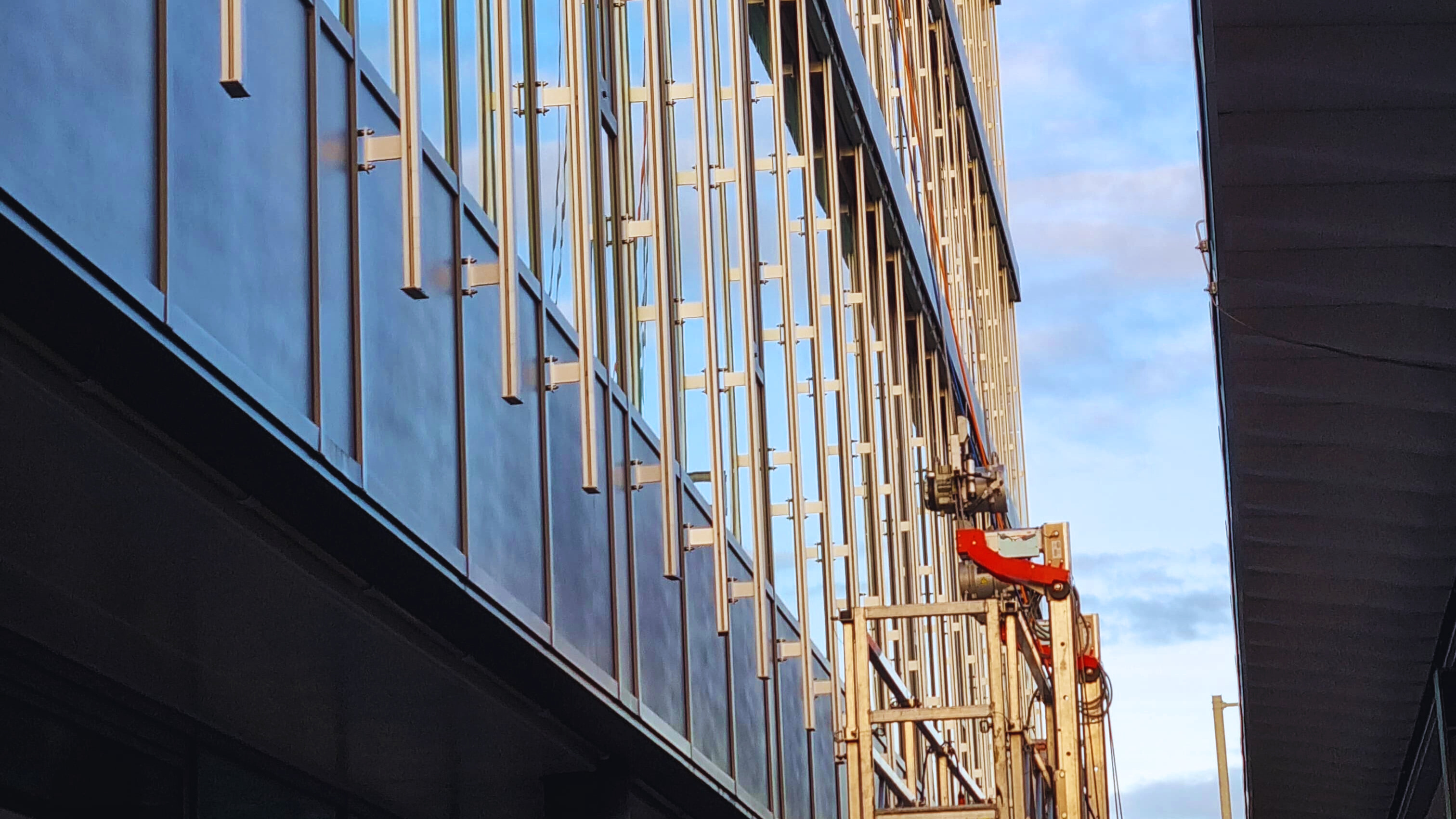 Gerüst an Seilen im Einsatz