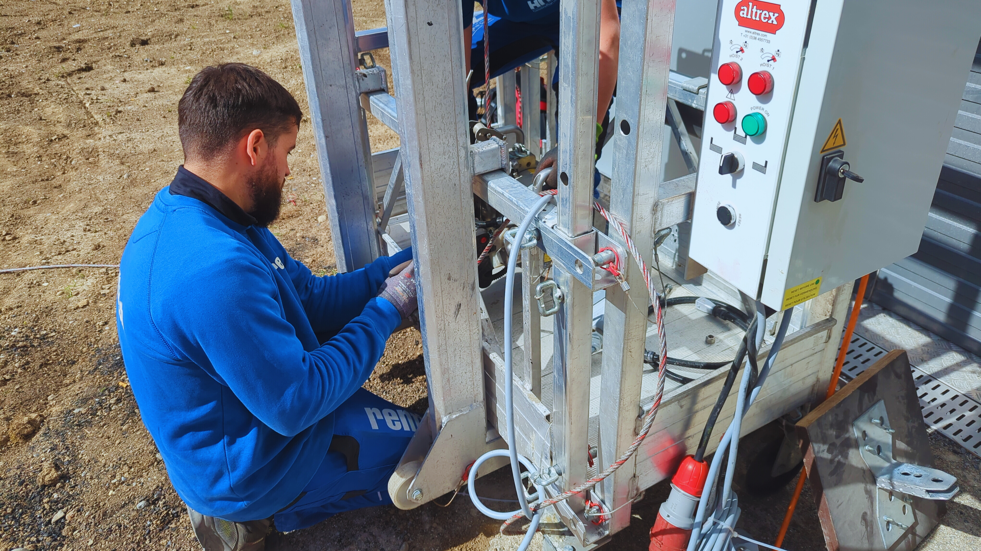 Techniker im Einsatz bei einem Fassadenlift