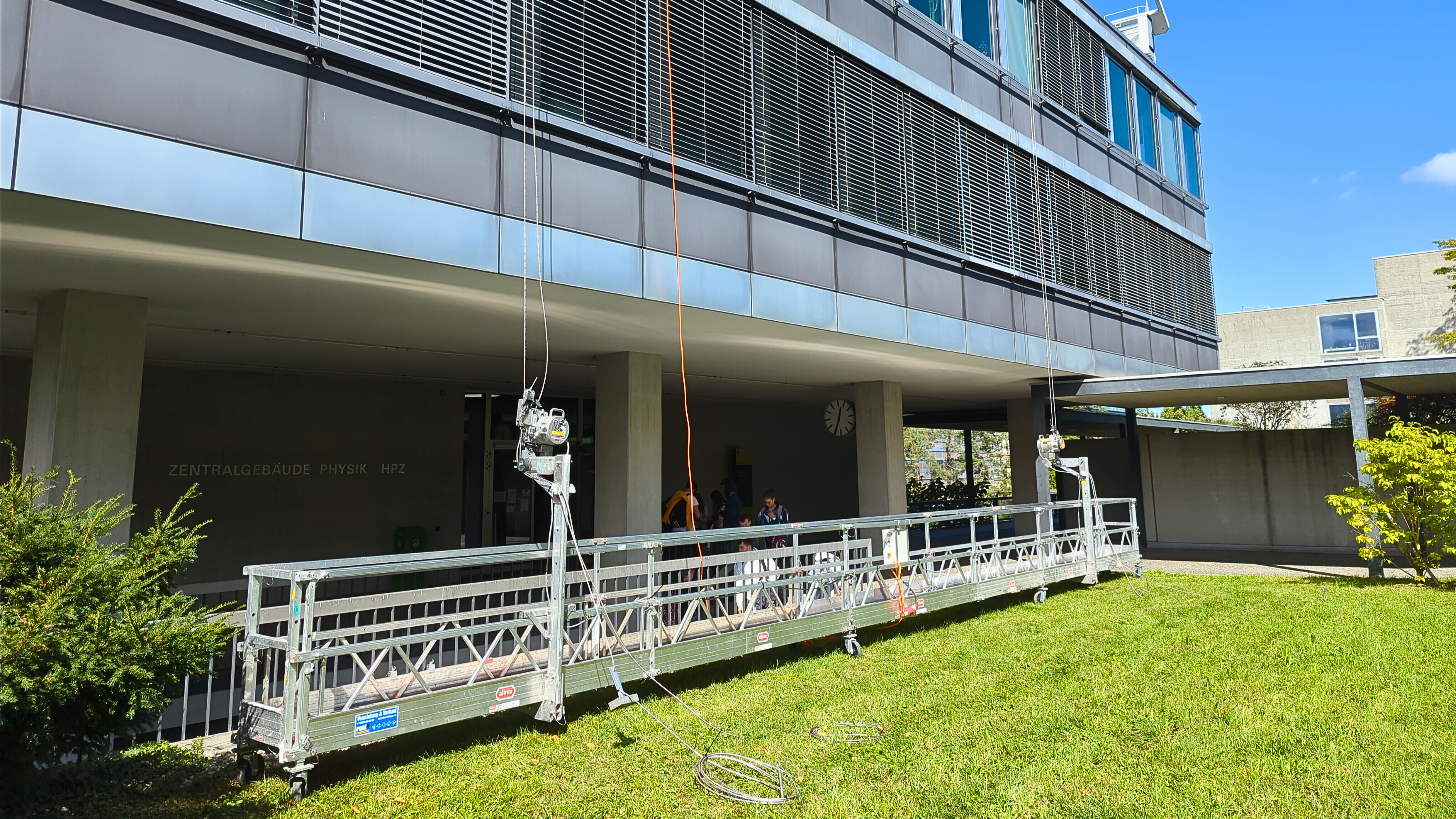 Grosser Arbeitskorb am Boden, Winden welche den Korb anheben 