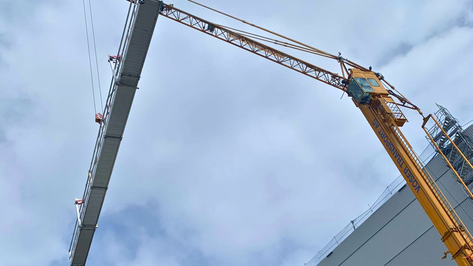 Grosser Arbeitsbühne an einem Kran