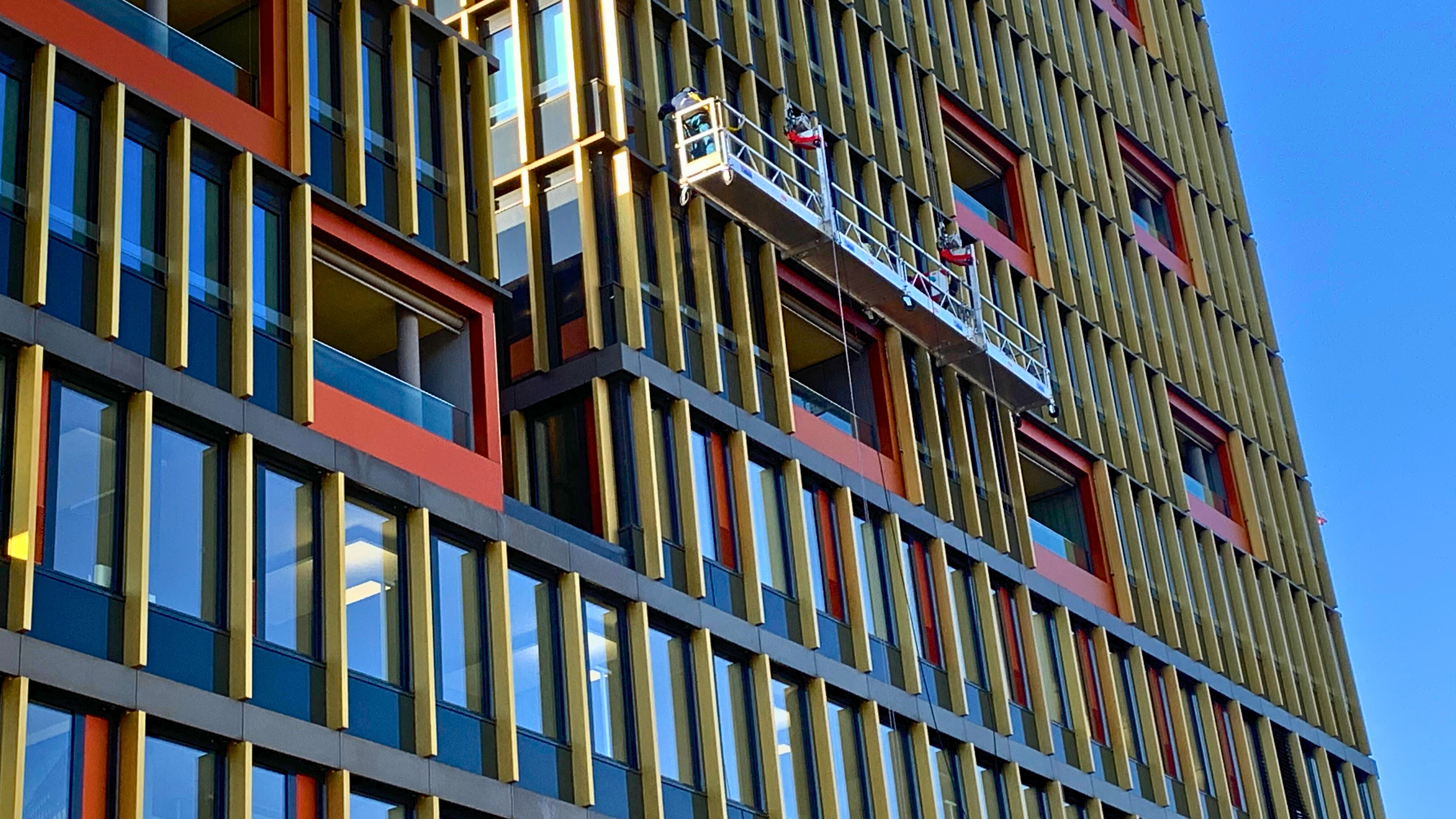 Fassadenlift im Ausseneinsatz an einem Gebäude