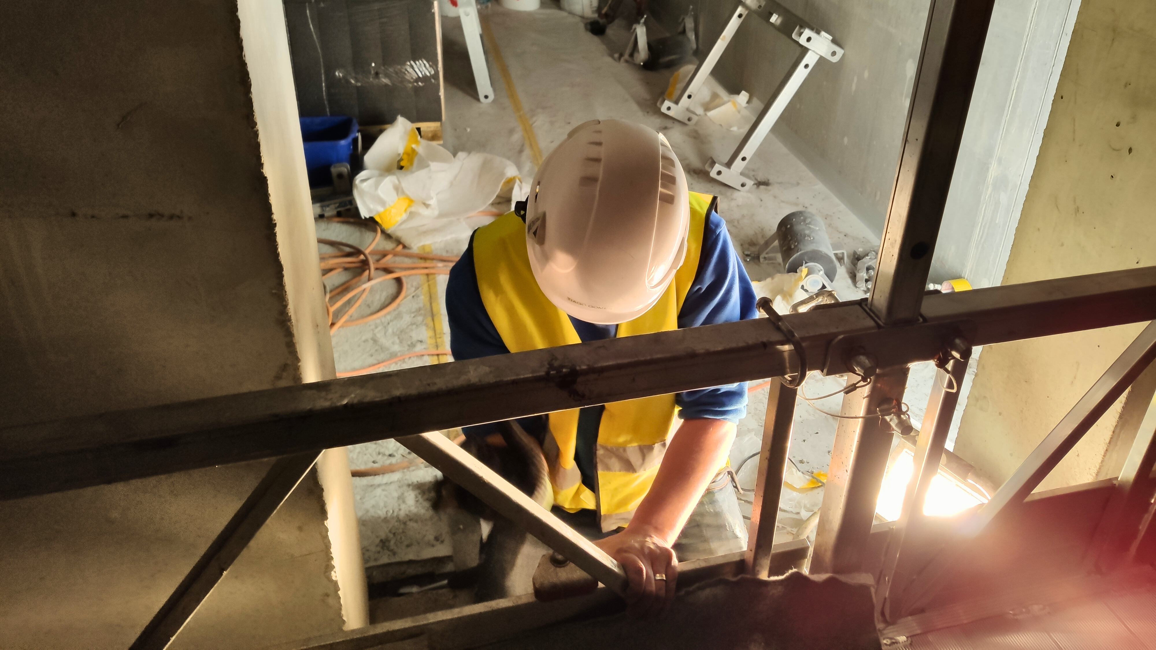 Techniker im Einsatz einen Fassadenlift aufzubauen, in einem Schacht